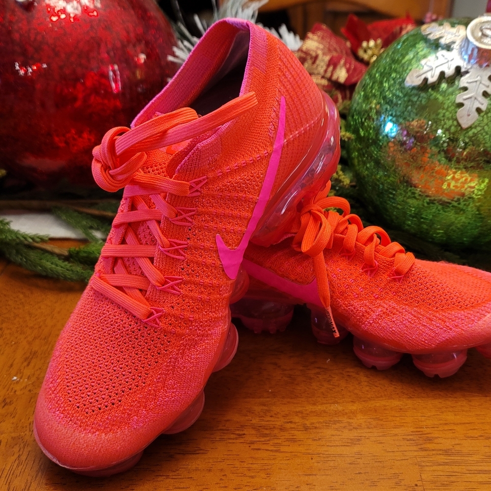 RARE Ladies NIKE Air Vapormax Hyper Punch